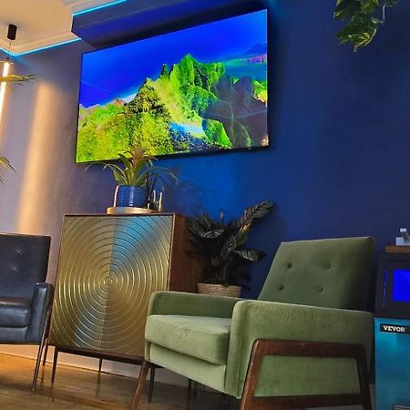 The New Blue Horse Suite At The Grumpy Schnauzer B&B Luxury Private Indoor Hot Tub Breakfast In Bed Эйрдри Экстерьер фото
