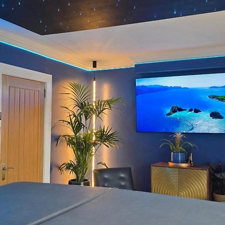 The New Blue Horse Suite At The Grumpy Schnauzer B&B Luxury Private Indoor Hot Tub Breakfast In Bed Эйрдри Экстерьер фото