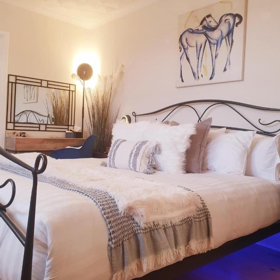 The New Blue Horse Suite At The Grumpy Schnauzer B&B Luxury Private Indoor Hot Tub Breakfast In Bed Эйрдри Экстерьер фото