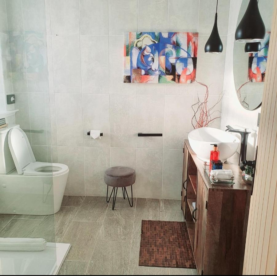 The New Blue Horse Suite At The Grumpy Schnauzer B&B Luxury Private Indoor Hot Tub Breakfast In Bed Эйрдри Экстерьер фото