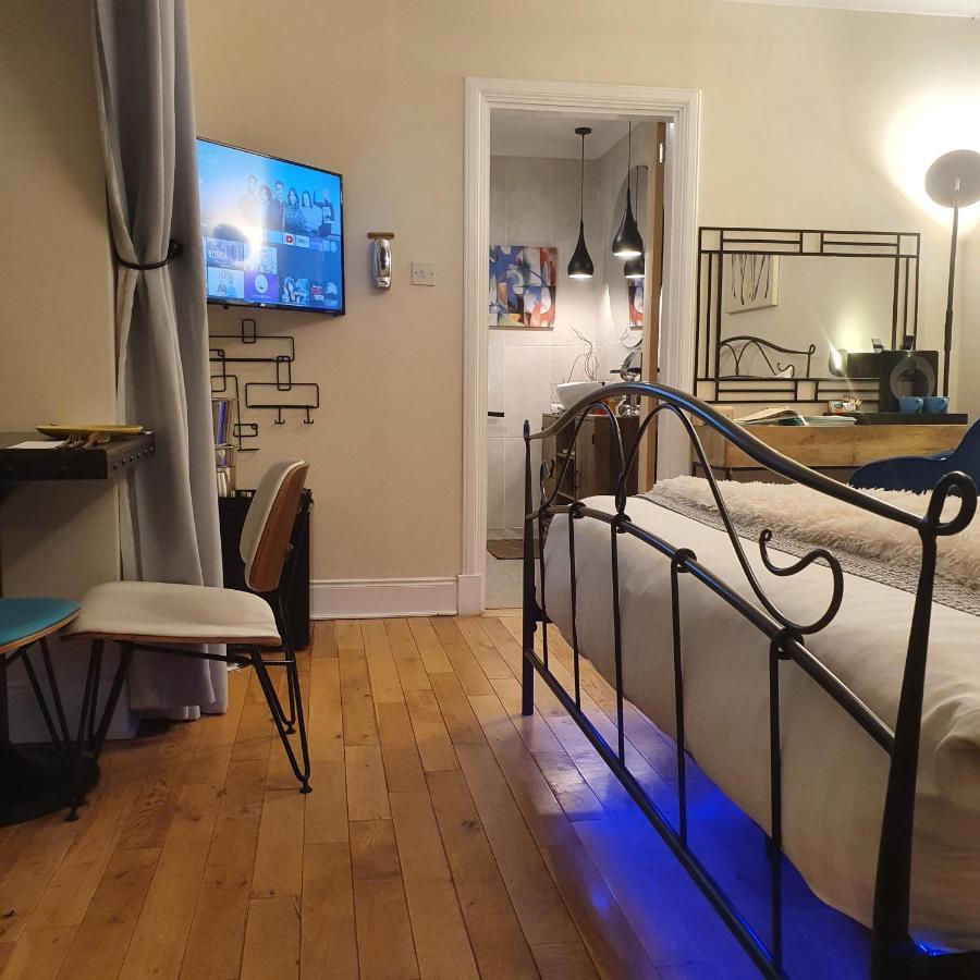 The New Blue Horse Suite At The Grumpy Schnauzer B&B Luxury Private Indoor Hot Tub Breakfast In Bed Эйрдри Экстерьер фото