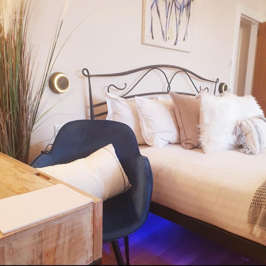 The New Blue Horse Suite At The Grumpy Schnauzer B&B Luxury Private Indoor Hot Tub Breakfast In Bed Эйрдри Экстерьер фото