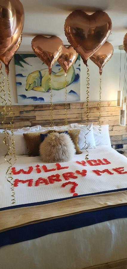 The New Blue Horse Suite At The Grumpy Schnauzer B&B Luxury Private Indoor Hot Tub Breakfast In Bed Эйрдри Экстерьер фото