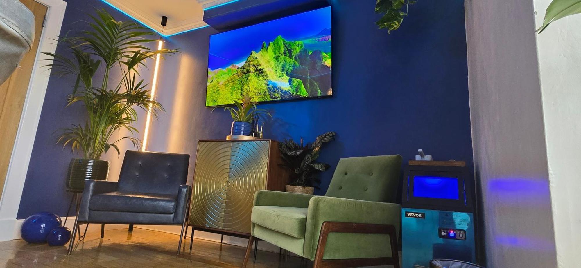 The New Blue Horse Suite At The Grumpy Schnauzer B&B Luxury Private Indoor Hot Tub Breakfast In Bed Эйрдри Экстерьер фото