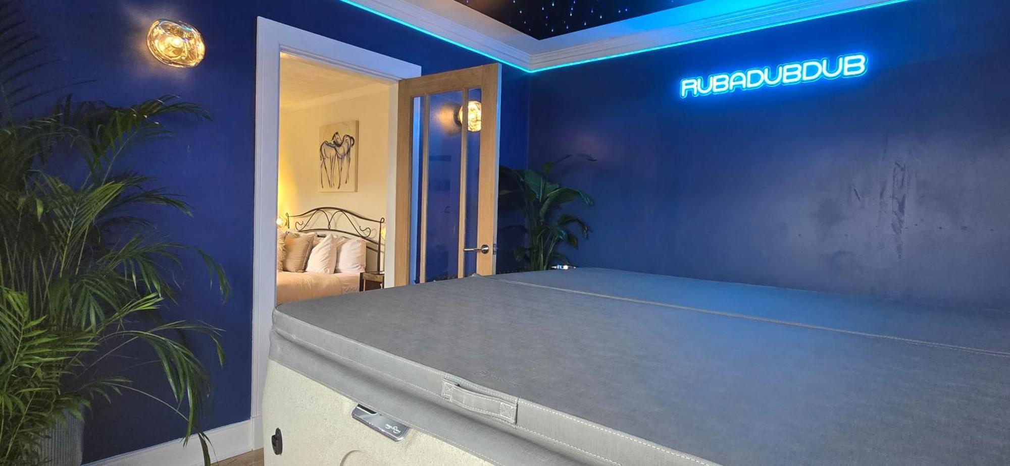 The New Blue Horse Suite At The Grumpy Schnauzer B&B Luxury Private Indoor Hot Tub Breakfast In Bed Эйрдри Экстерьер фото