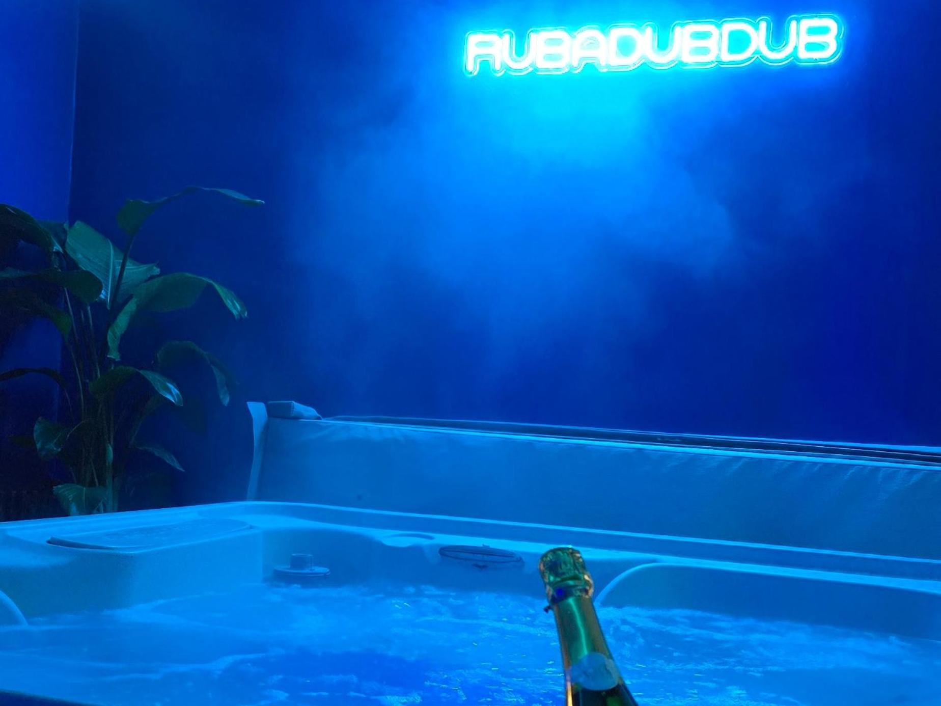 The New Blue Horse Suite At The Grumpy Schnauzer B&B Luxury Private Indoor Hot Tub Breakfast In Bed Эйрдри Экстерьер фото
