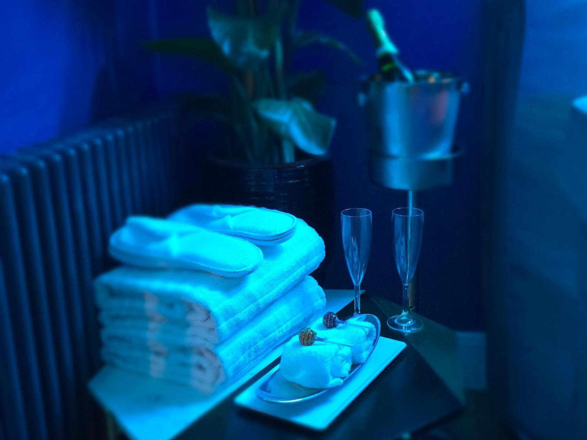 The New Blue Horse Suite At The Grumpy Schnauzer B&B Luxury Private Indoor Hot Tub Breakfast In Bed Эйрдри Экстерьер фото